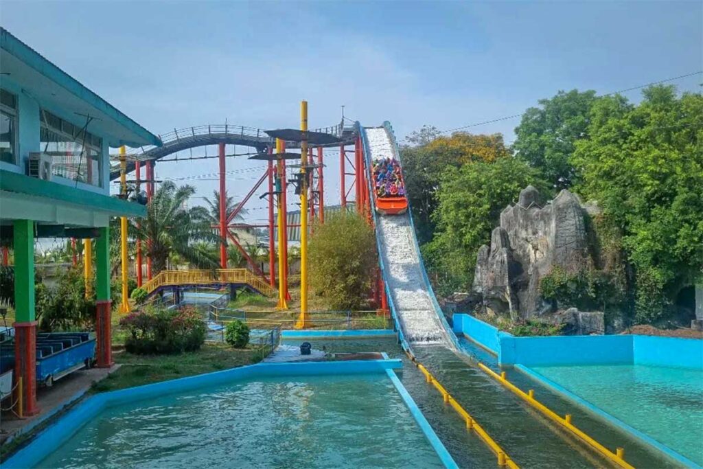 A water slide attractions within Dai Nam Amusement Park