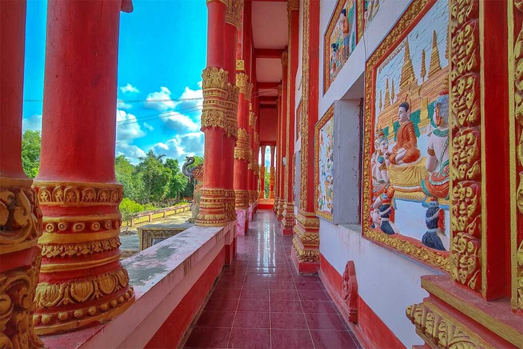 Mural paintings of the Ghositaram Temple in Bac Lieu 