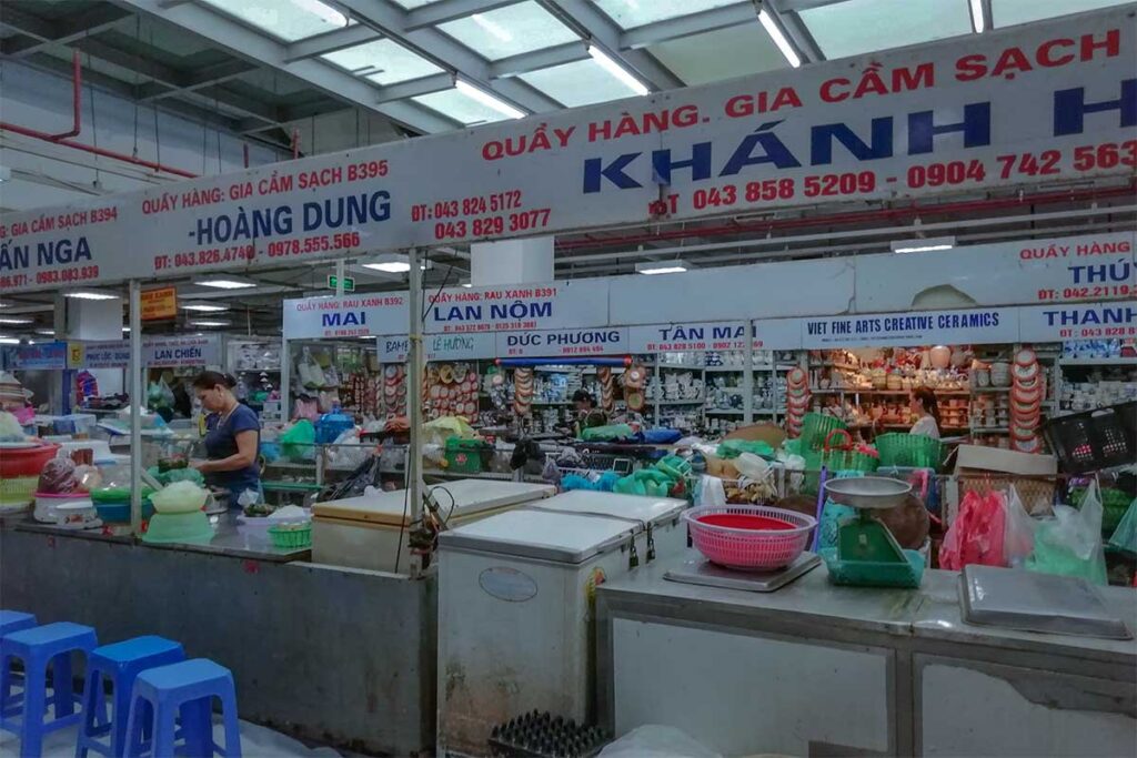 Local stalls selling food and all kinds inside the Hang Da Market