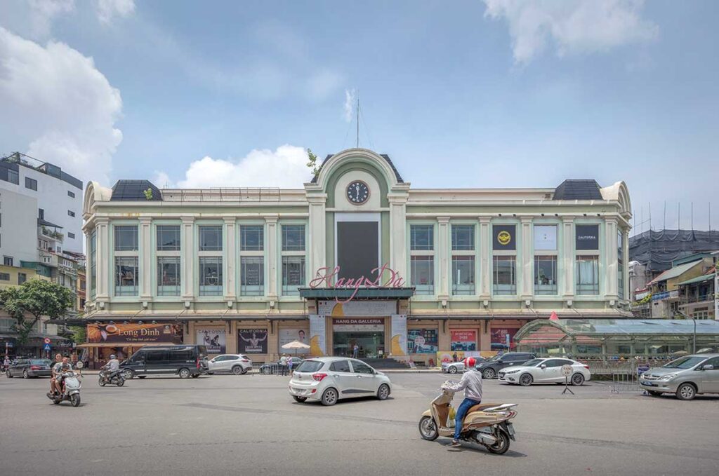 The exterior view of Hang Da Market in Hanoi