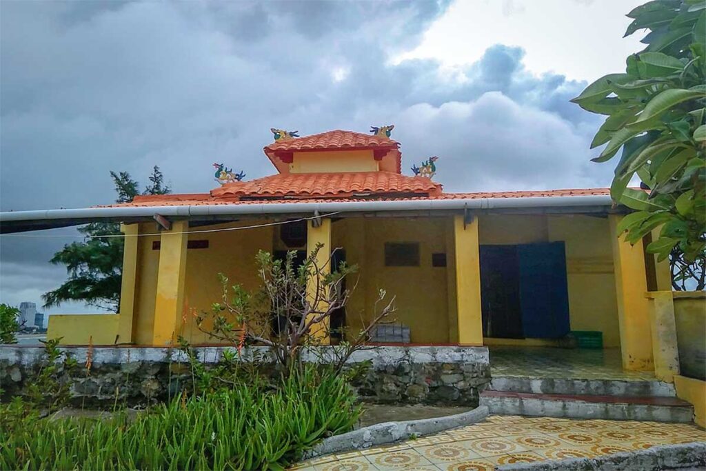 The outside (exterior) of the small Hon Ba Temple