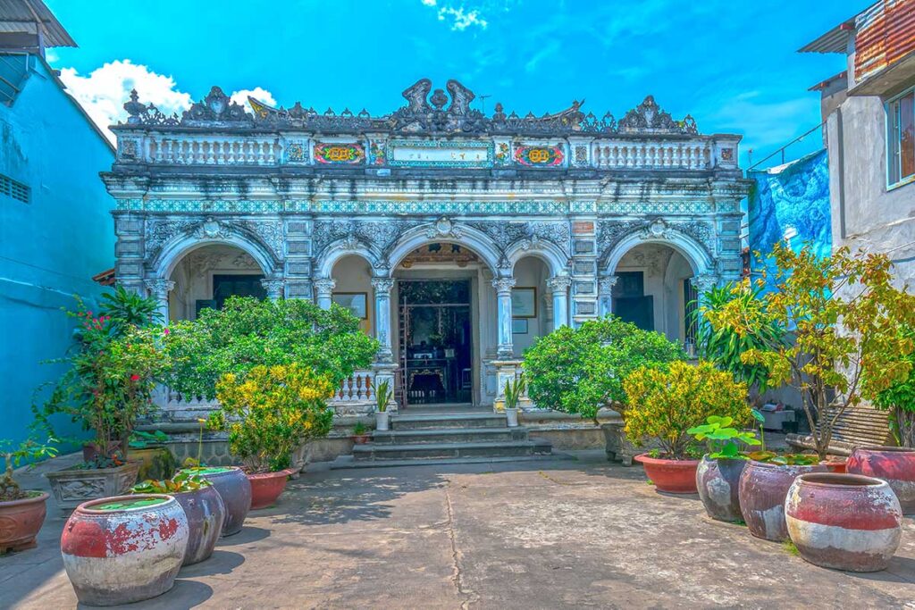 Front courtyard with potted plants leading to Huynh Thuy Le Ancient House in Sa Dec