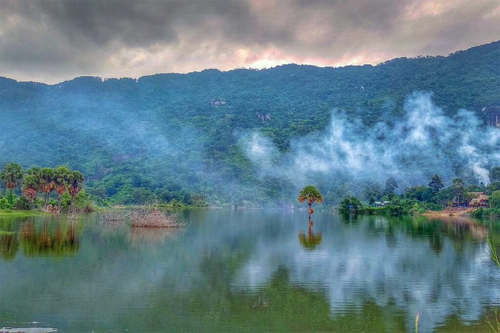 Lake O Thum in Ta Pa