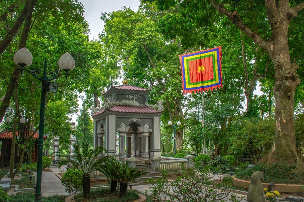 The monument to memorize Le Thai To, the first Emperor of Le dynasty in Vietnam history. He also involved in the story to give name for the Guom lake. Translation for the Chinese symbol: Deity (god) located at Hoan Kiem Lake in Hanoi