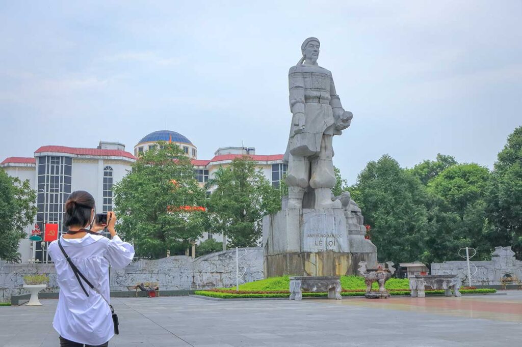 woman traveling to Thanh Hoa, Vietnam.( the statue of Le Loi )