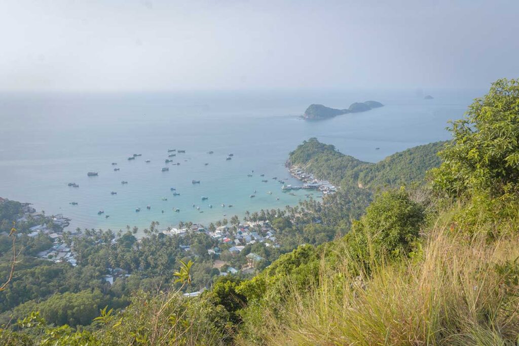 Lighthouse hill viewpoint over Nam Du Island – A sweeping view from the road near the Nam Du Lighthouse, overlooking the bay dotted with fishing boats.