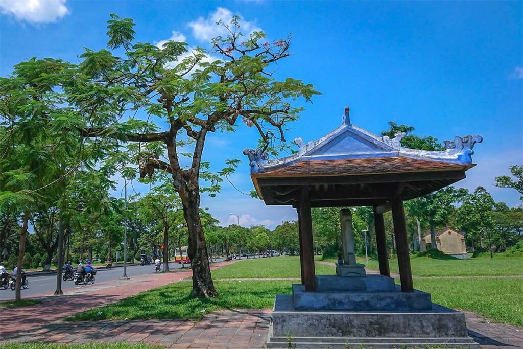 Stele House next to Phu Van Lau Pavilion