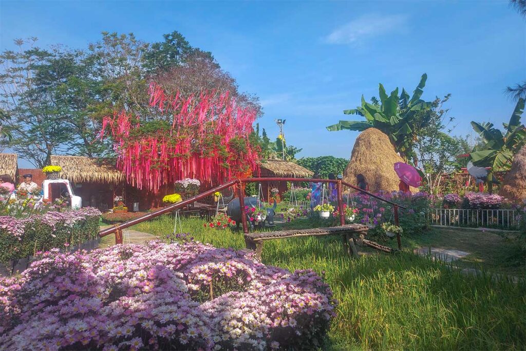 A corky cafe where Vietnamese come to take checkin photos with flowers in Sa Dec