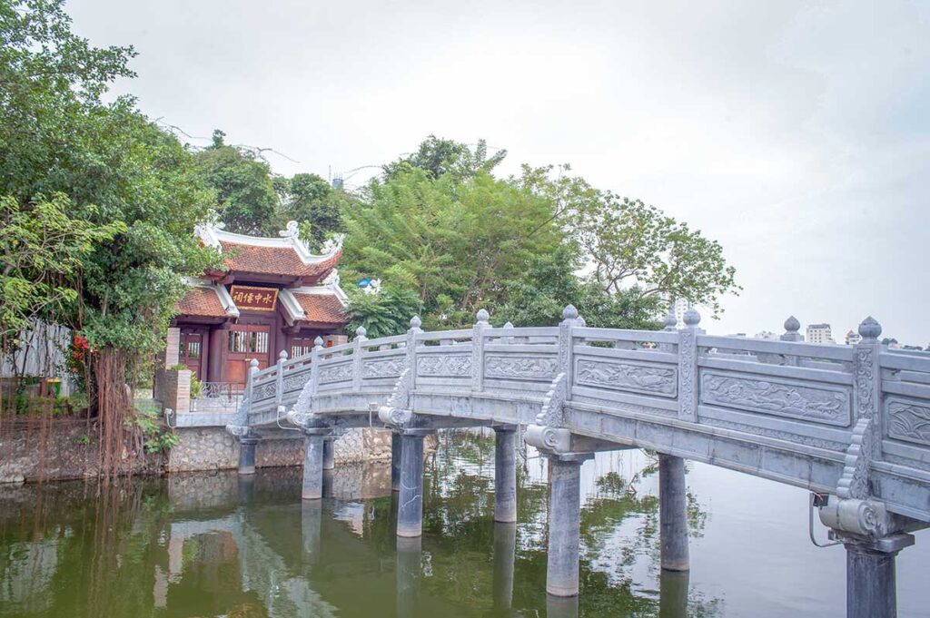A stone bridge to Thuy Trung Tien Temple (Cau Nhi Shrine)