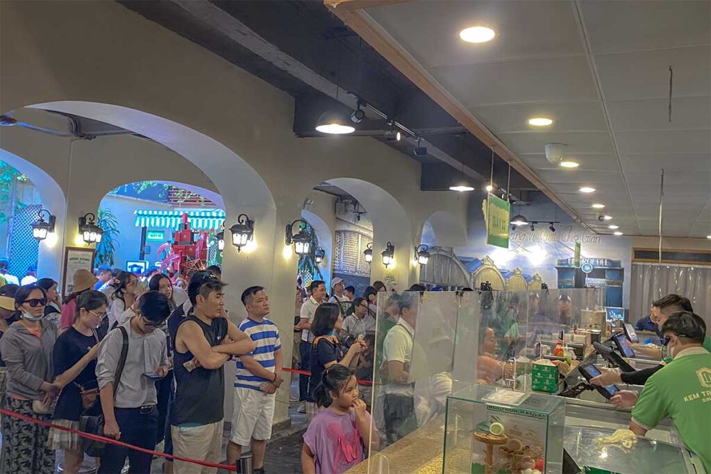 Very long que in front of the counter of Trang Tien Ice Cream shop in Hanoi