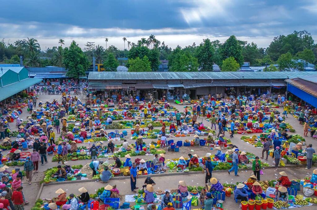 Panoramic photo of Vi Thanh Cho Hom market packed with farmers and buyers in Hau Giang Province, Vietnam