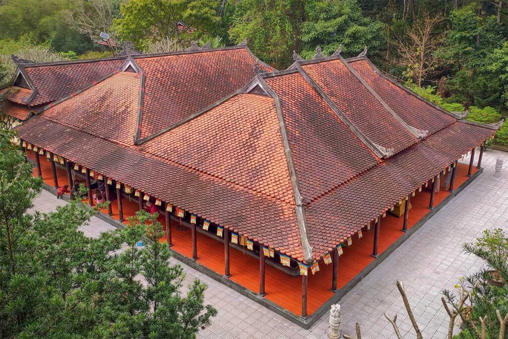 Traditional tiled roof of the main hall at Huyen Khong Son Thuong Monastery, built in Hue’s classic ruong house style.
