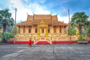 Facade of Kh’leang Pagoda’s main hall in Soc Trang, highlighting Khmer rooflines, golden carvings, and raised platform.