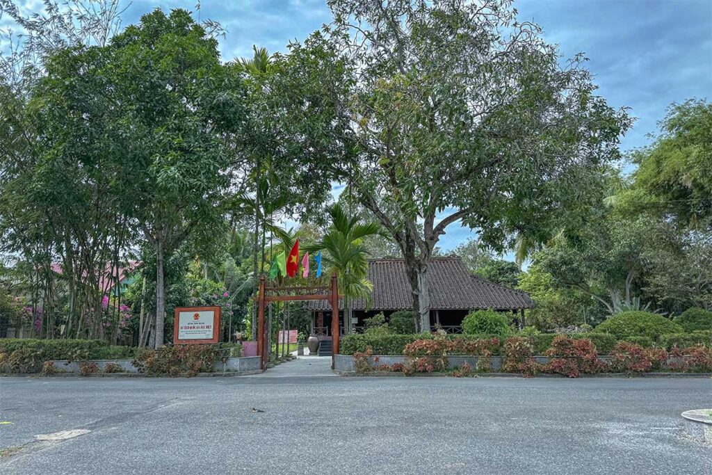 President Tôn Đức Thắng Memorial on Tiger Island, Long Xuyen – Entrance gate and garden at the memorial site dedicated to Vietnam’s former president on Mỹ Hòa Hưng (Tiger Island).
