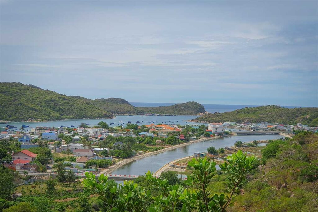 Scenic view of Lo O Stream near Vinh Hy Bay – A quiet stream winding through rocky hills and greenery, a refreshing stop for travelers exploring the Nui Chua coastline.
