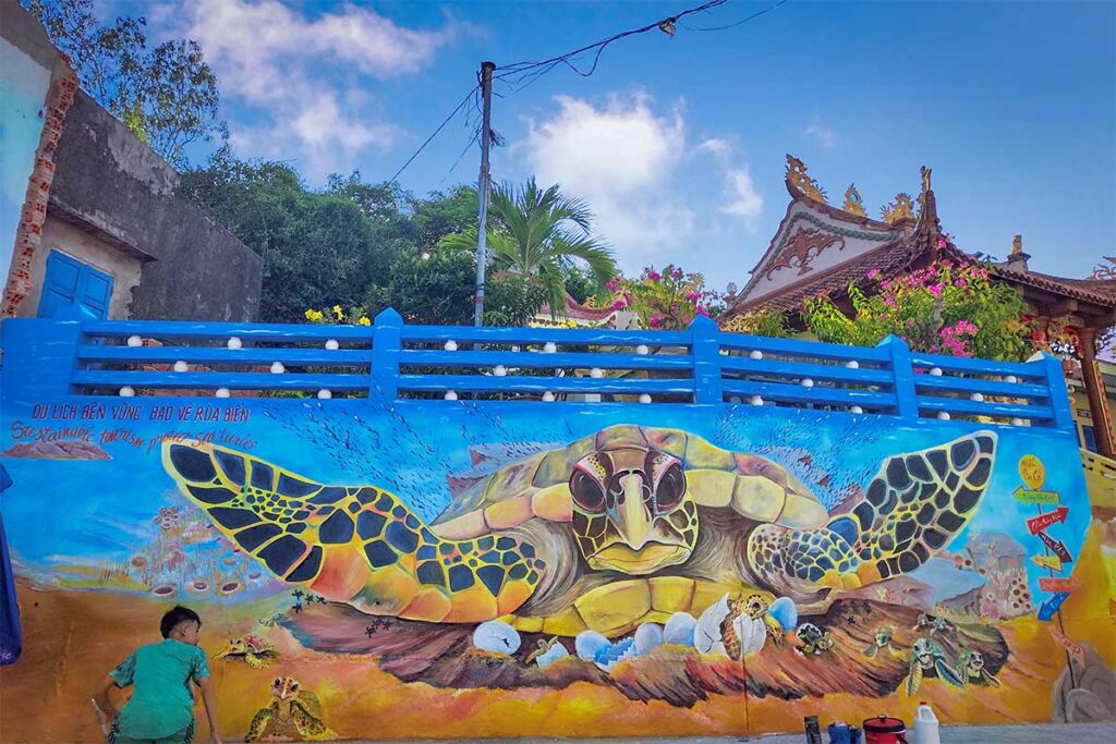 Sea turtle mural promoting conservation in Nhon Hai – Bright wall art highlighting marine protection and sustainable tourism in the fishing village.