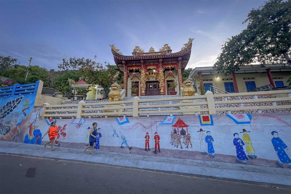 Small temple with mural walls in Nhon Hai – Local temple decorated with colorful paintings, showing the cultural side of the village.