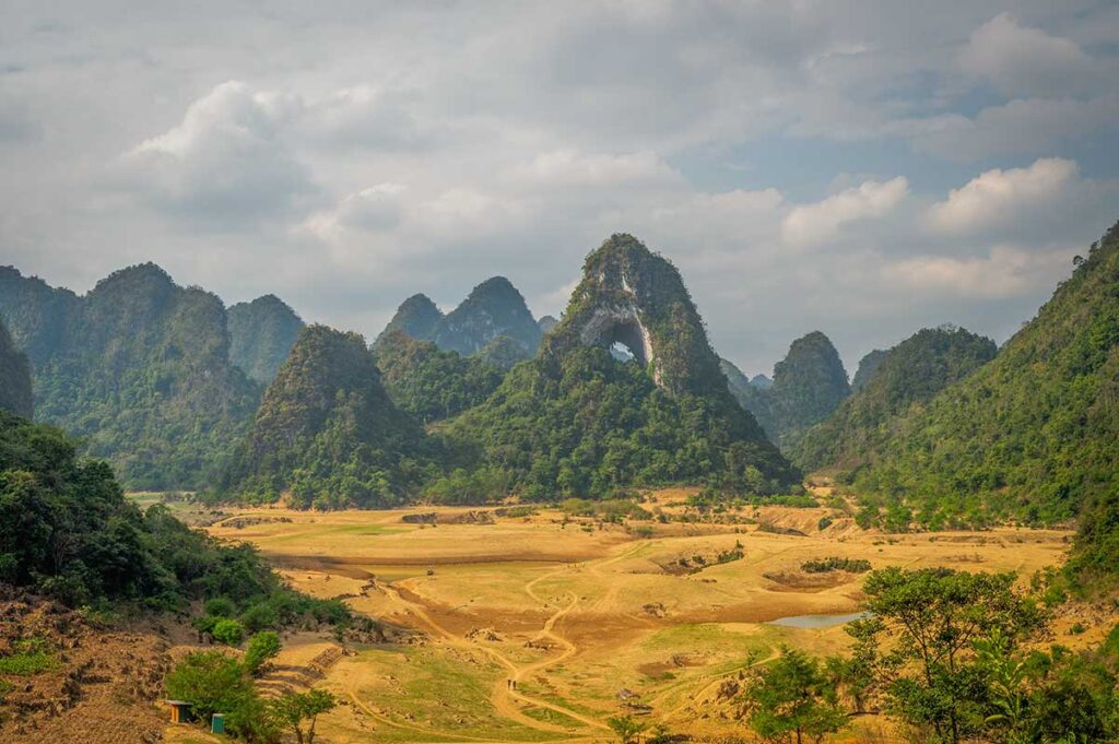 Ban Gioc region in Cao Bang with its limestone karst formations and rural valleys – a breathtaking part of northern Vietnam package tours.