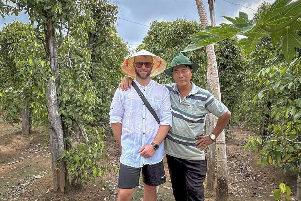 Tourist posing with the owner of Vuon Tieu Hai Duong pepper farm in Phu Quoc