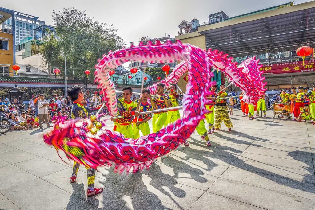 Vietnamese dragon dance performers creating wave-like movements as the dragon’s body flows through coordinated steps and synchronized motion.