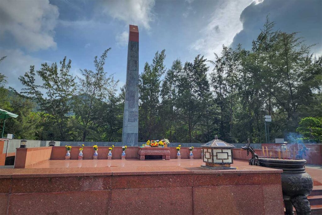 Main memorial monument and incense altar at Hang Duong Cemetery, where visitors pay respect to fallen prisoners on Con Dao island.