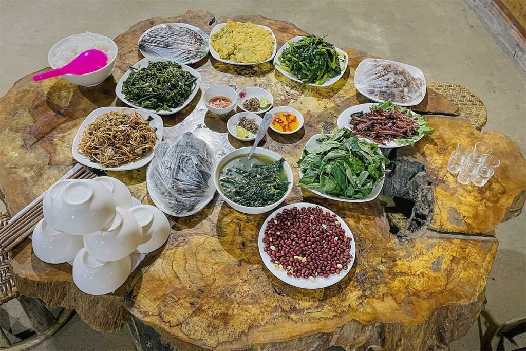 Traditional family-style meal with local dishes served at a homestay in Sin Suoi Ho village