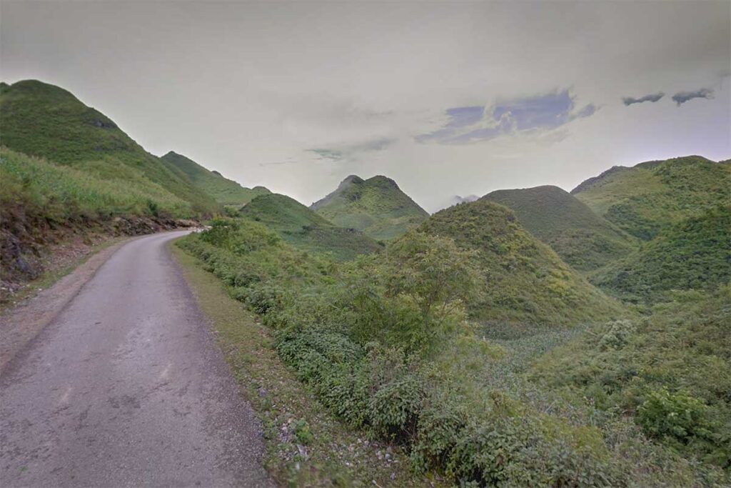 Winding mountain road near Sin Ho in Lai Chau Province, with green hills and quiet scenery typical of northern Vietnam’s remote highlands