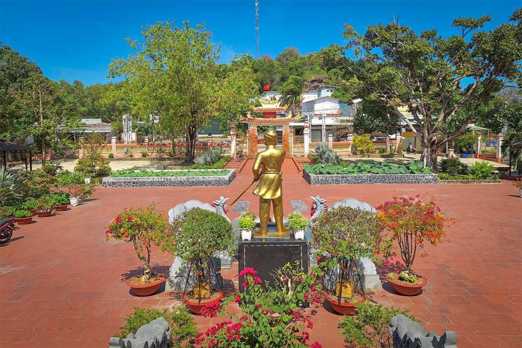 Statue courtyard at Nguyen Trung Truc Temple in Phu Quoc with gardens and temple entrance gate