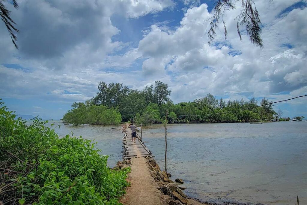 Wooden bridge walkway to Hon Mot Island near Bai Thom Beach Phu Quoc with sea views and quiet surroundings