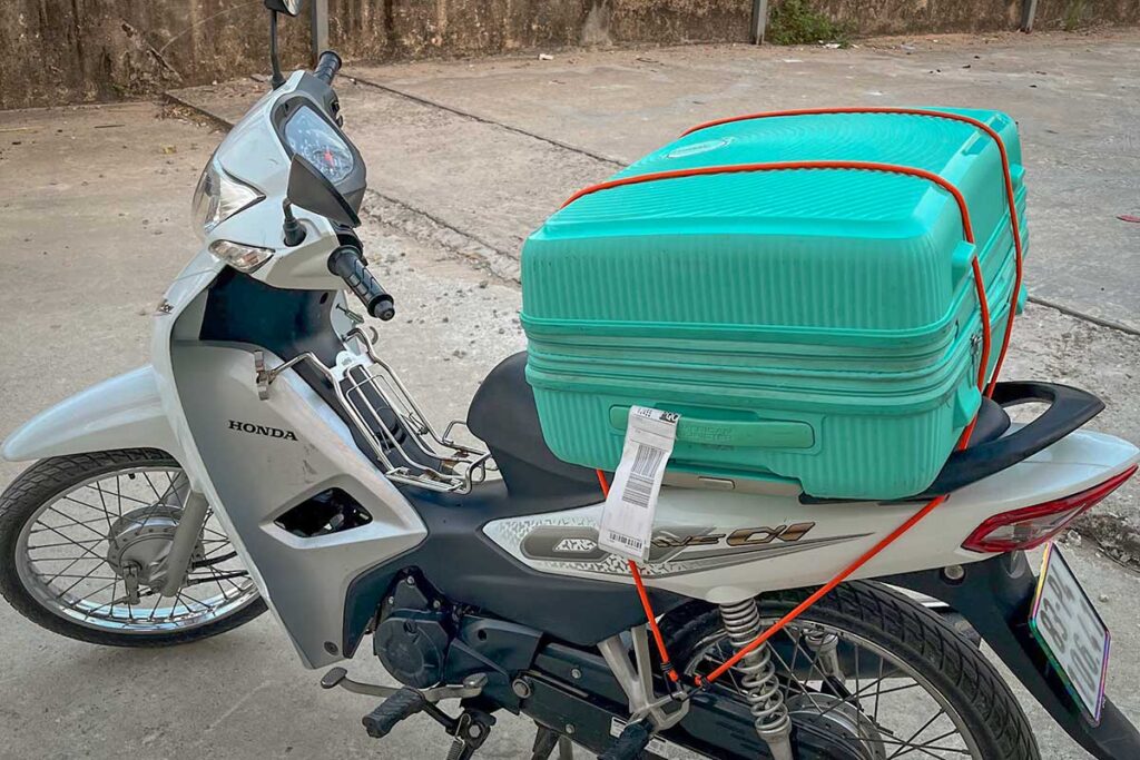 Honda Wave semi-automatic motorbike for rent in Phu Quoc with a suitcase strapped to the rear rack
