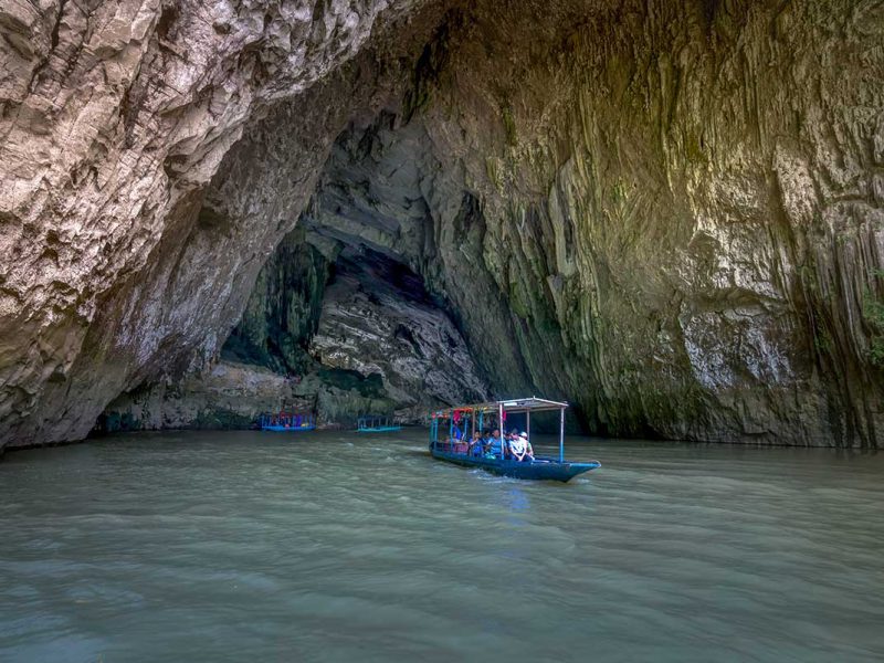 A boat ride through Puong Cave in Ba Be Lake