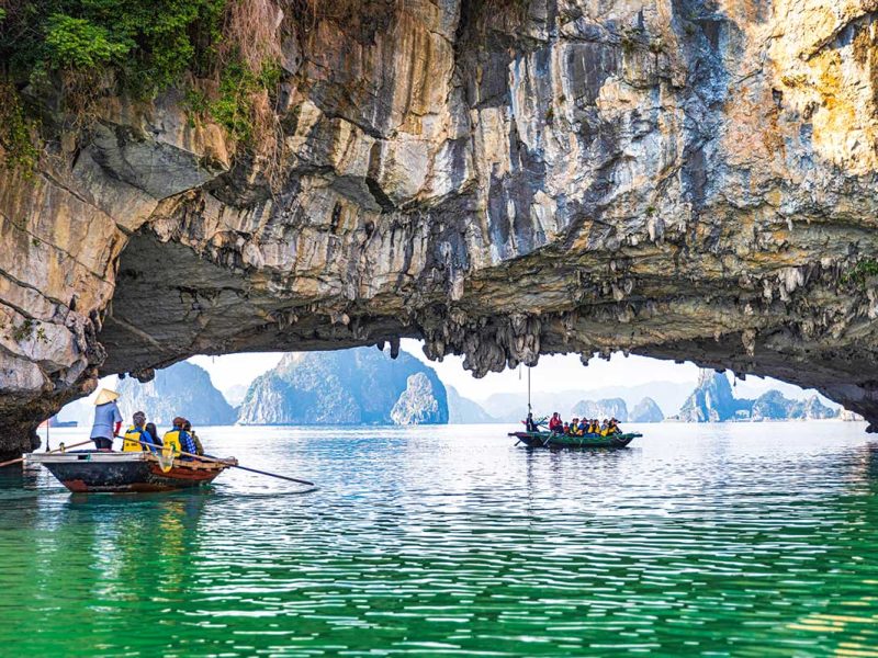 bai tu long bay rowing boat 1