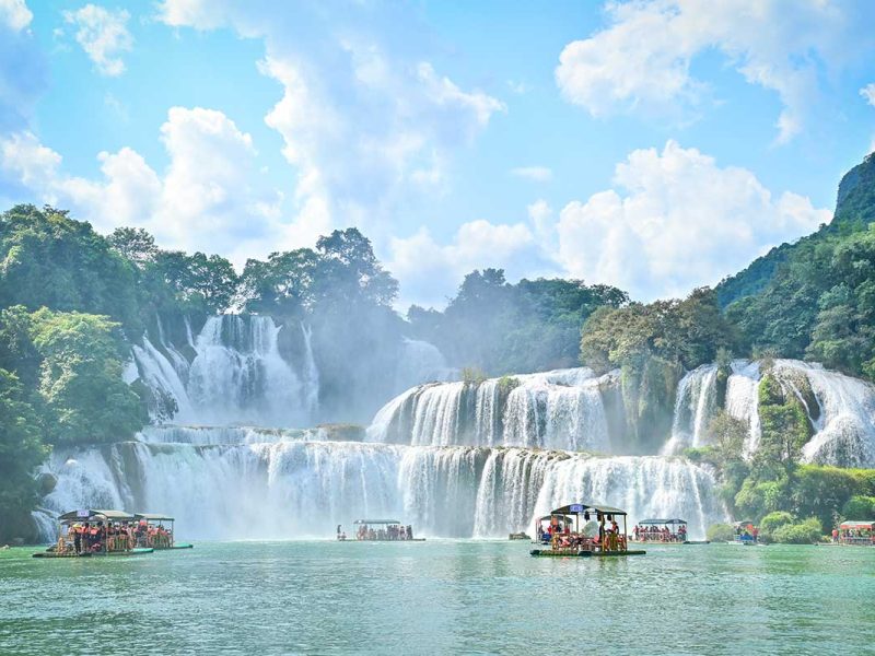 Ban Gioc Waterfall in September – The waterfall remains strong and full, while the water in the river and pools turns a more vibrant blue, enhancing the scenic beauty.