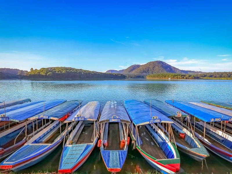 Traditional boats lined up at Tuyen Lam Lake in Dalat, used for boat rides and lake tours near Dalat