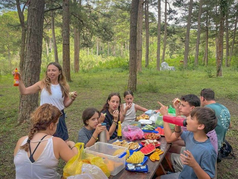 Family picnic at Tuyen Lam Lake in Dalat during a relaxed trekking and kayaking tour