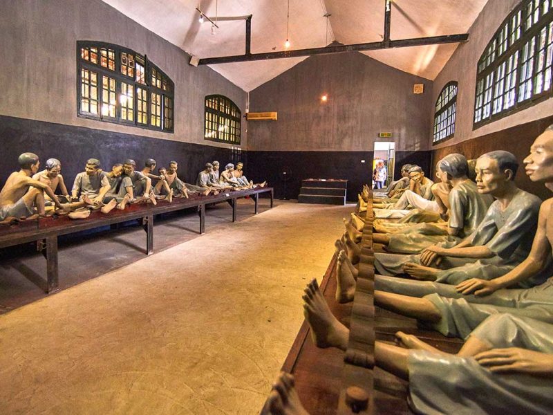 hoa lo prison museum hanoi 2 Hoa Lo Prison Museum in Hanoi - Prison dolls displayed in a large cell showing how prison life used to be