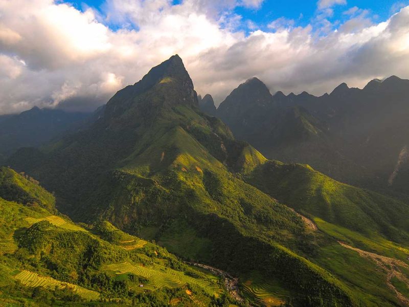 Hoang Len Son Mountain Range