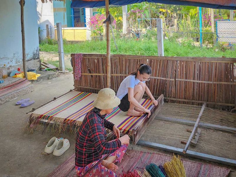 Hoi An Cycling Tour – trying traditional mat weaving with a local family in the countryside