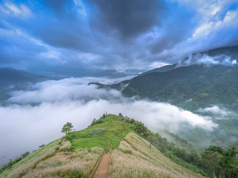 Clouds rolling over the mountains at Khau Pha Pass with dramatic Mu Cang Chai scenery