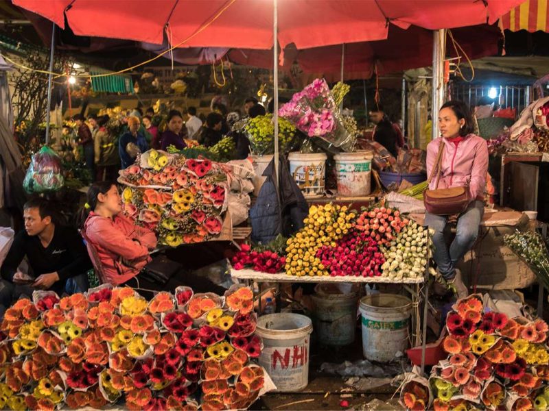 Quang Ba flower market