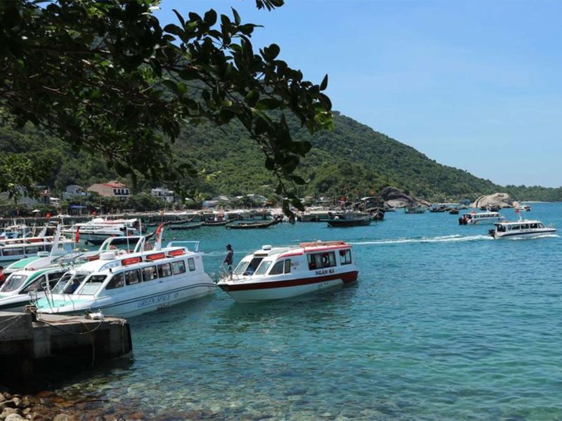 speedboat at Cham Island