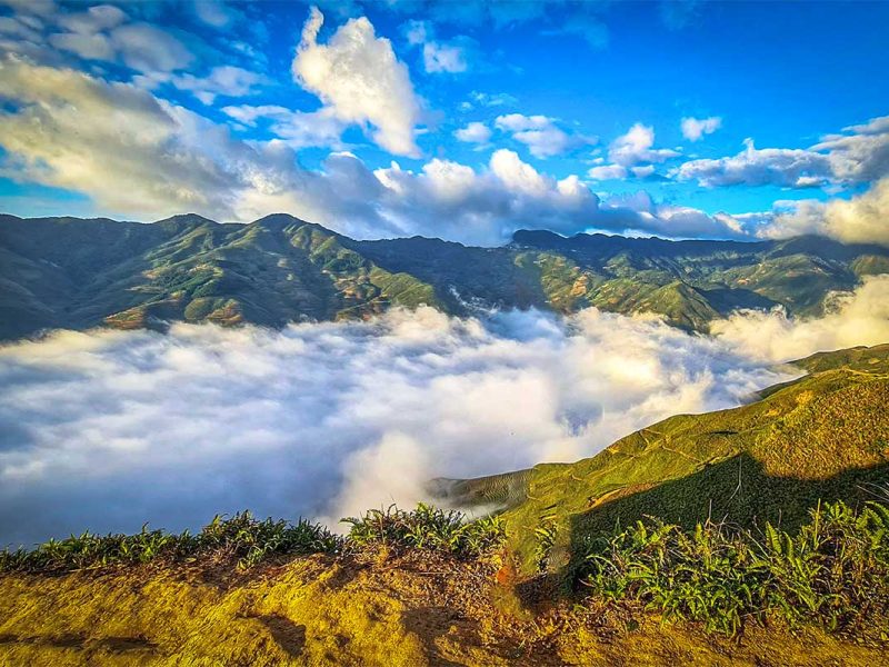 ta xua cloud hunting 2 Hanging clouds between the mountains of Ta Xua during cloud hunting