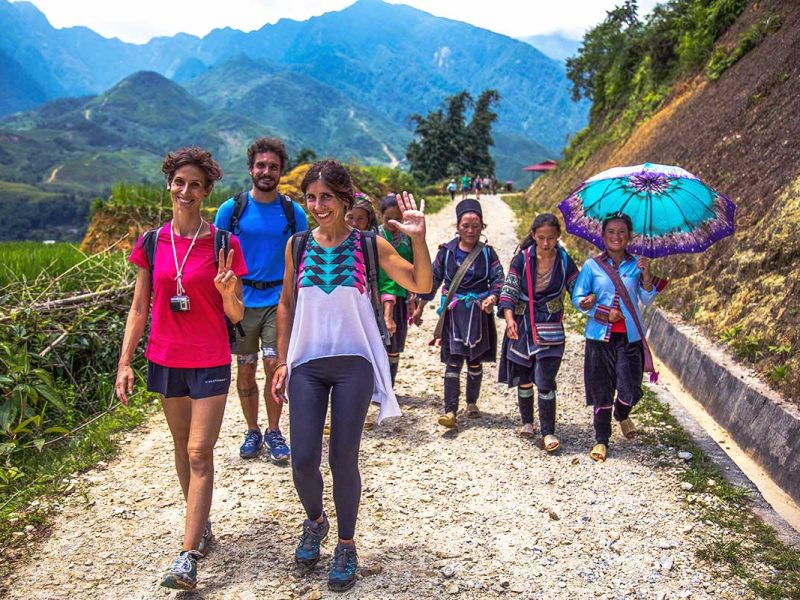 Trekking in Sapa with ethnic pople